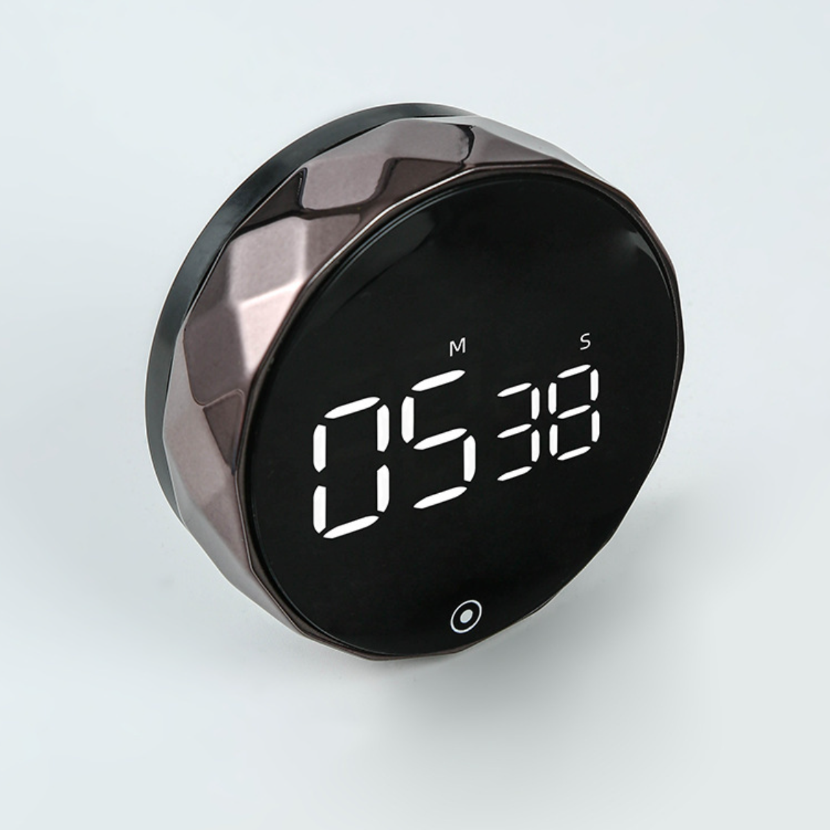 Ein schwarzer und metallfarbener Timer mit digitaler Zeitanzeige auf weißem Untergrund.