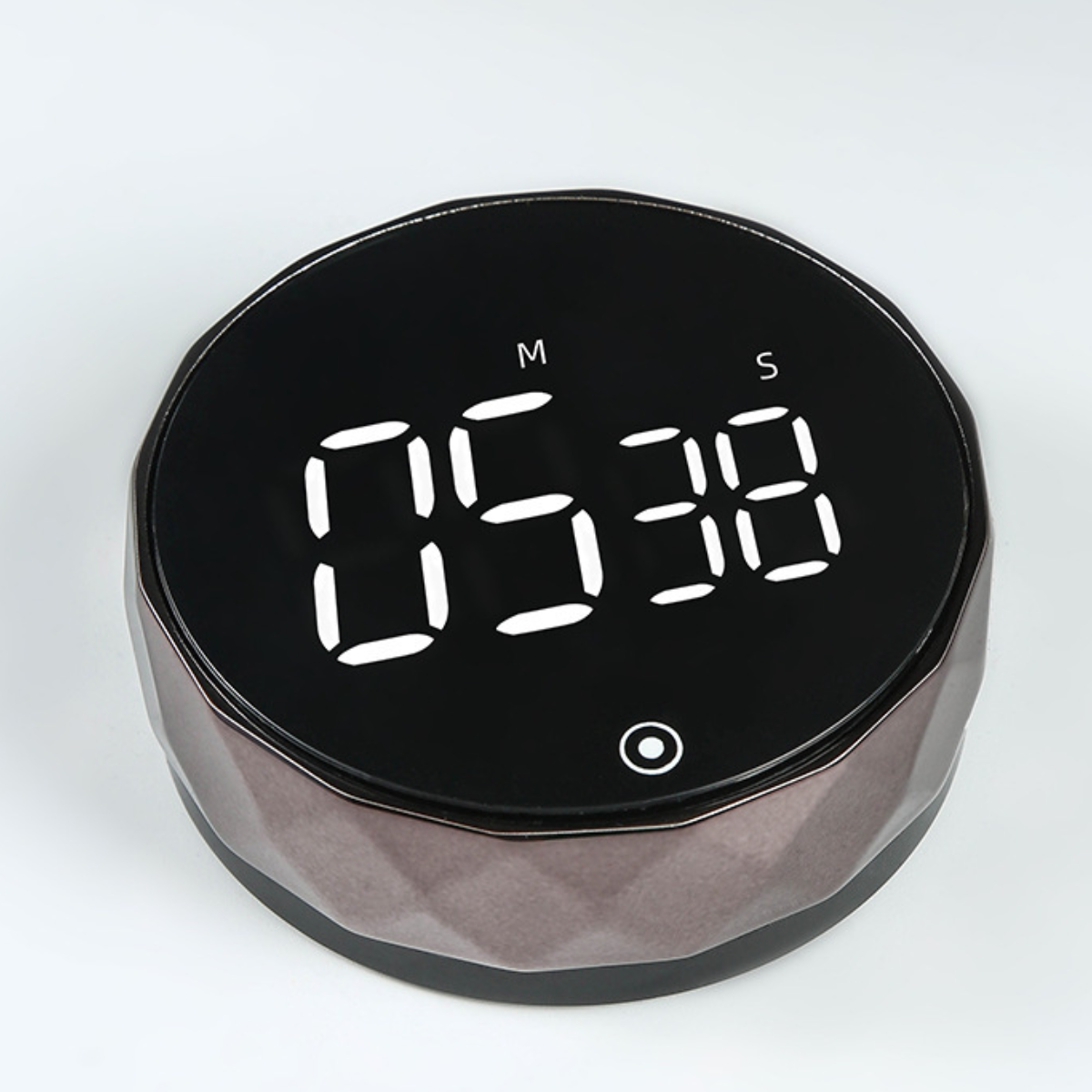 Digitaler Küchentimer mit Anzeige 05:38 auf dunklem Bildschirm.