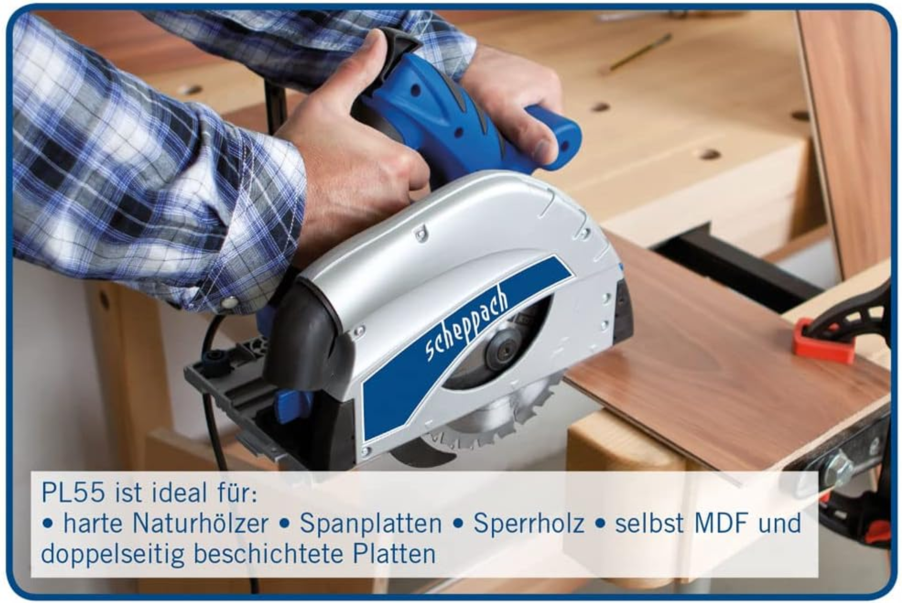 Osoba używająca niebieskiej piły tarczowej do cięcia drewna na stole warsztatowym. Tekst w rogu.