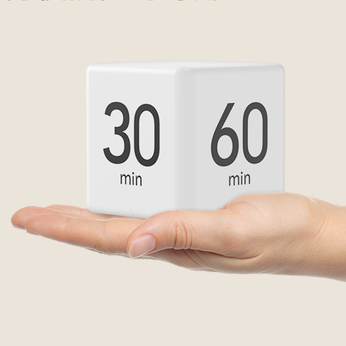 Ein weißer Würfel mit den Zahlen 30 und 60 auf zwei Seiten, gehalten in einer Hand. Der Hintergrund ist hell.