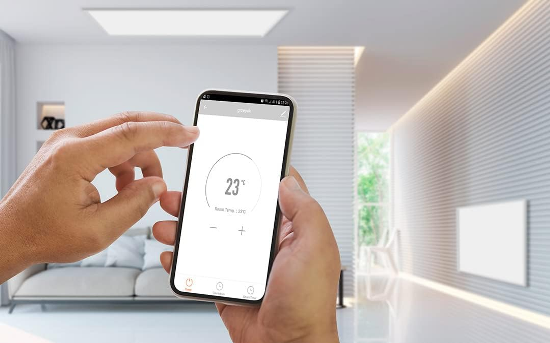 Mani che tengono uno smartphone che mostra un'app di controllo della temperatura.