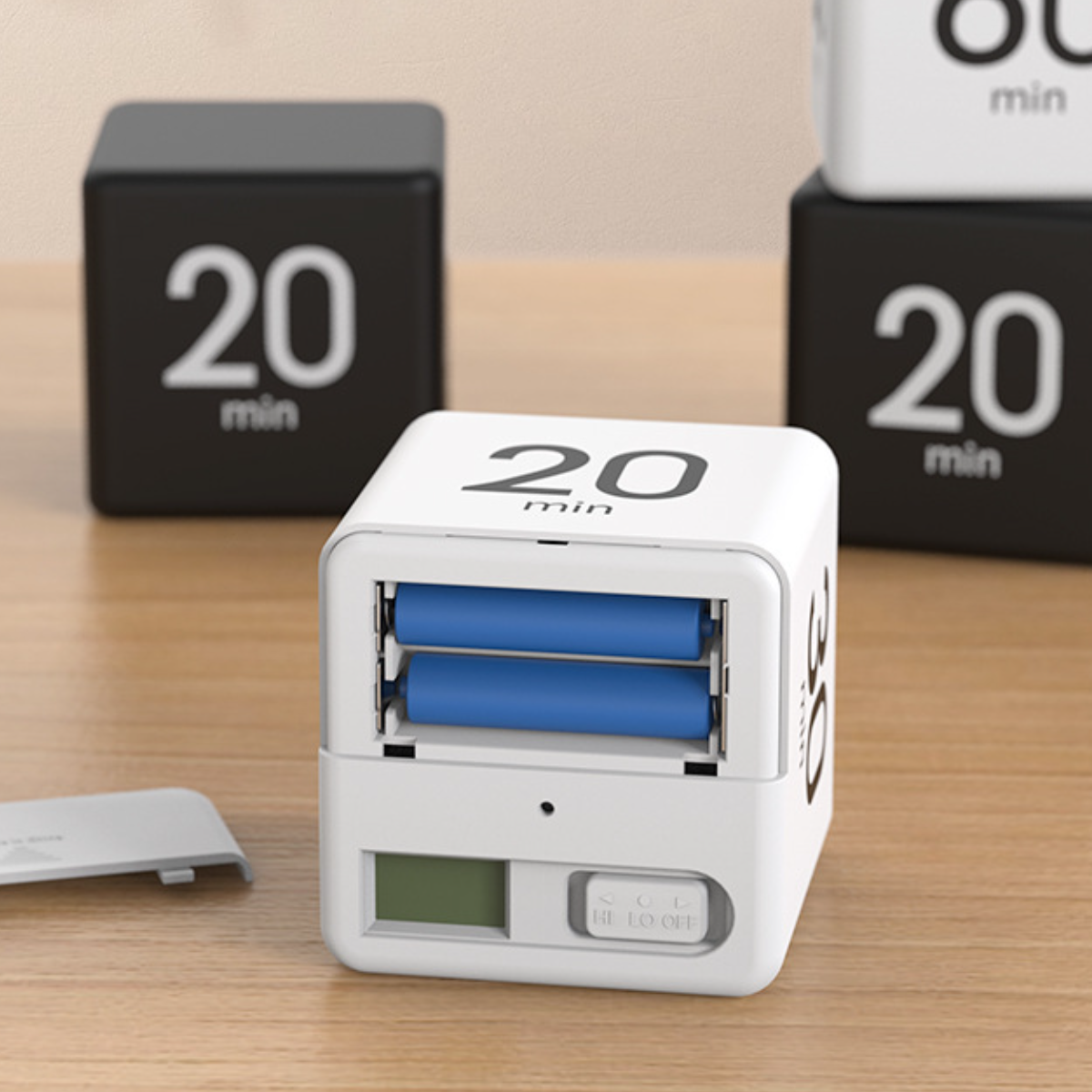 Weißer Würfel-Timer mit 20-Minuten-Anzeige, geöffnet, und andere Würfel im Hintergrund.