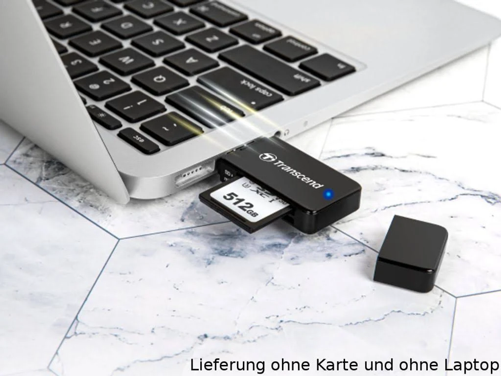 Laptop z czytnikiem kart i włożoną kartą SD. Czarne akcesorium.