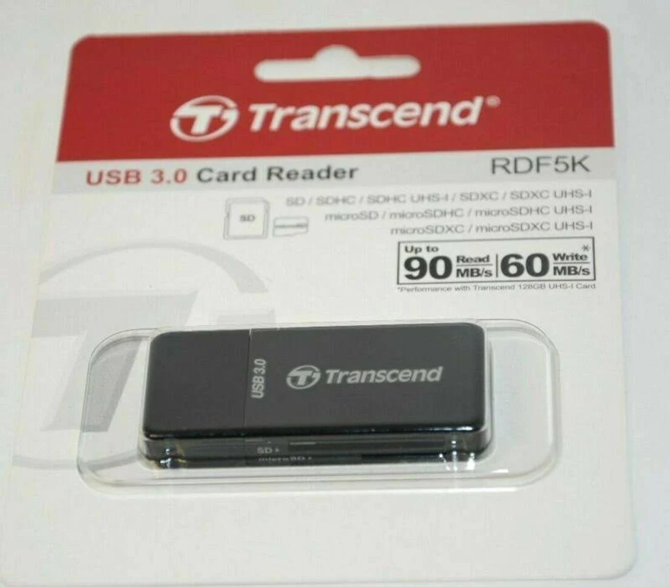 Czytnik kart Transcend USB 3.0 w opakowaniu. Czerwono-białe opakowanie. Białe tło.