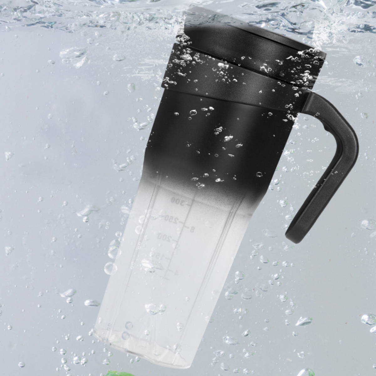 Ein schwarz-weißer Becher, der in Wasser getaucht ist, mit Blasen. Griff und Messmarkierungen sichtbar.