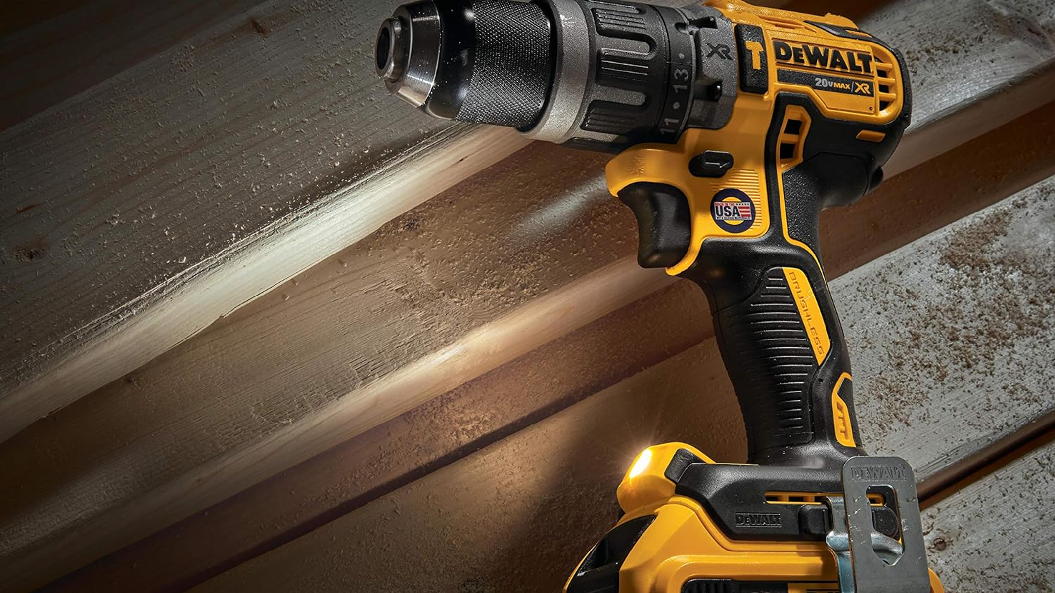 Gelb-schwarzer Akkuschrauber. Es ist ein DeWalt 20V XR-Modell mit beleuchtetem Bereich.
