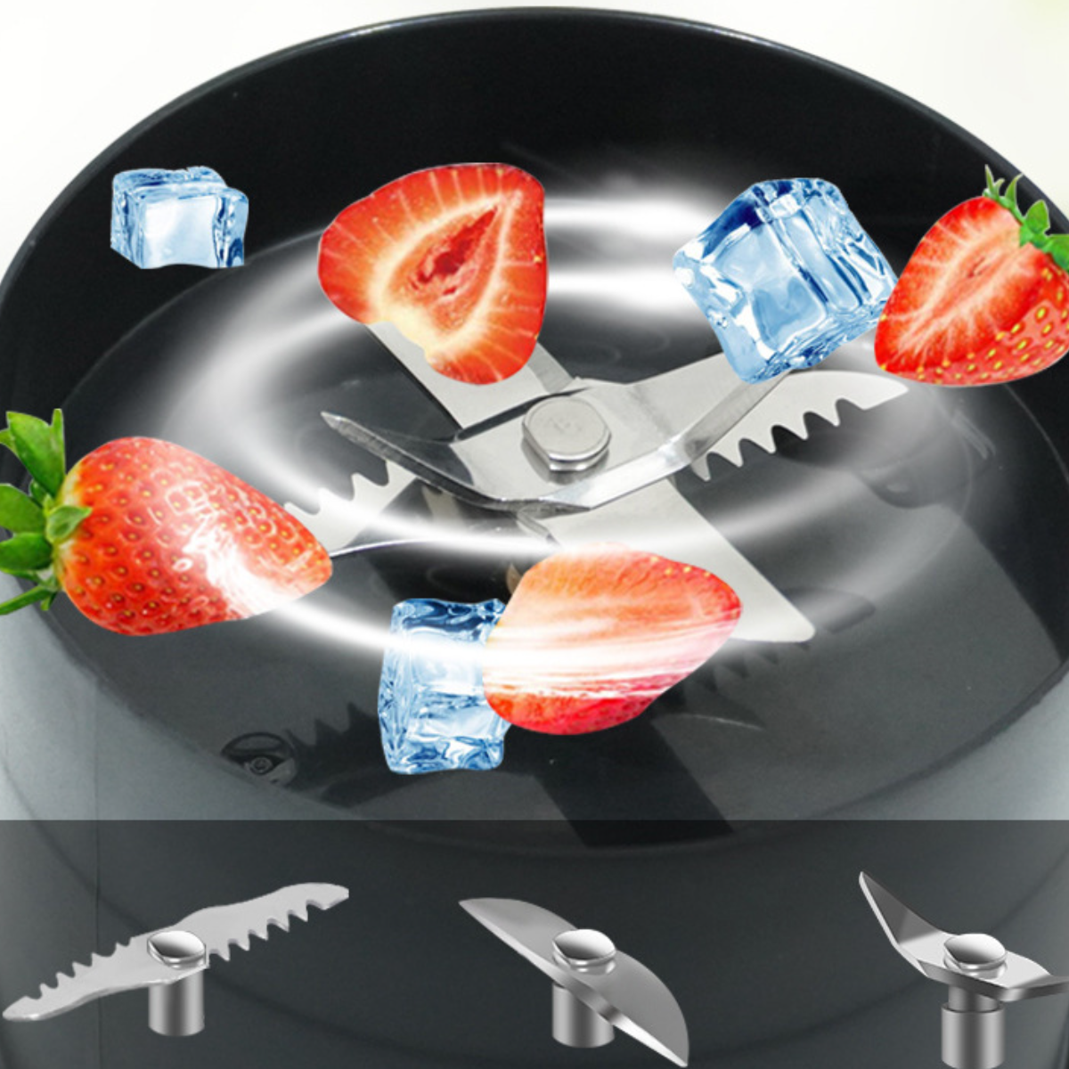 Messer, Eiswürfel und geschnittene Erdbeeren in einem Mixer. Der Hintergrund ist dunkel.