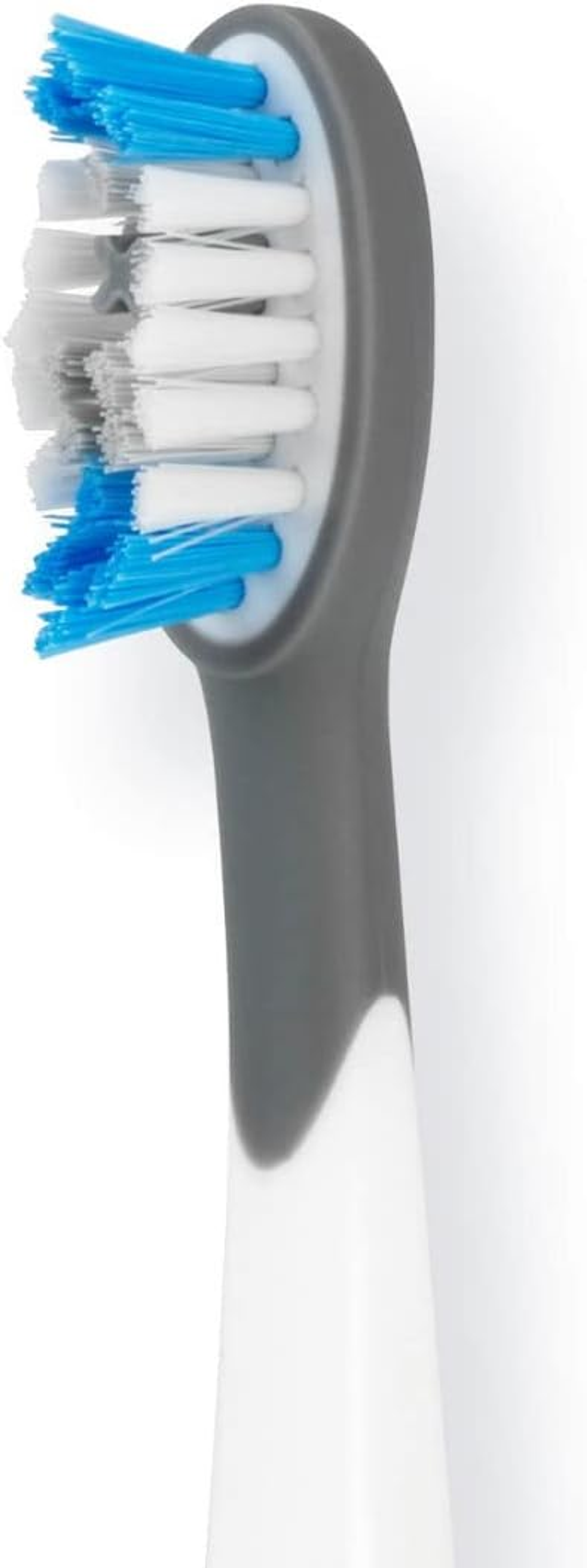 Zbliżenie główki szczoteczki do zębów. Włosie jest białe i niebieskie, z szarym i białym uchwytem.