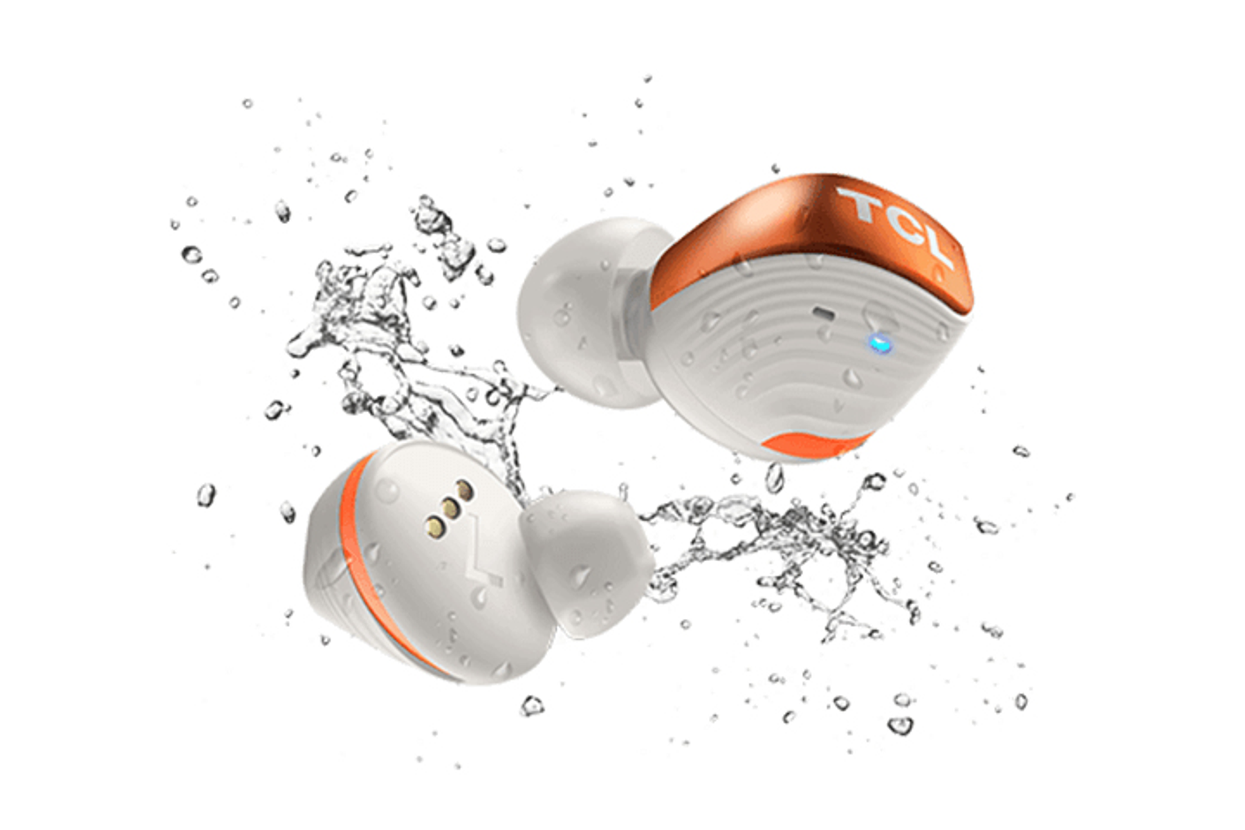 Białe i pomarańczowe słuchawki z rozpryskami wody, unoszące się na białym tle, widoczne logo TCL.