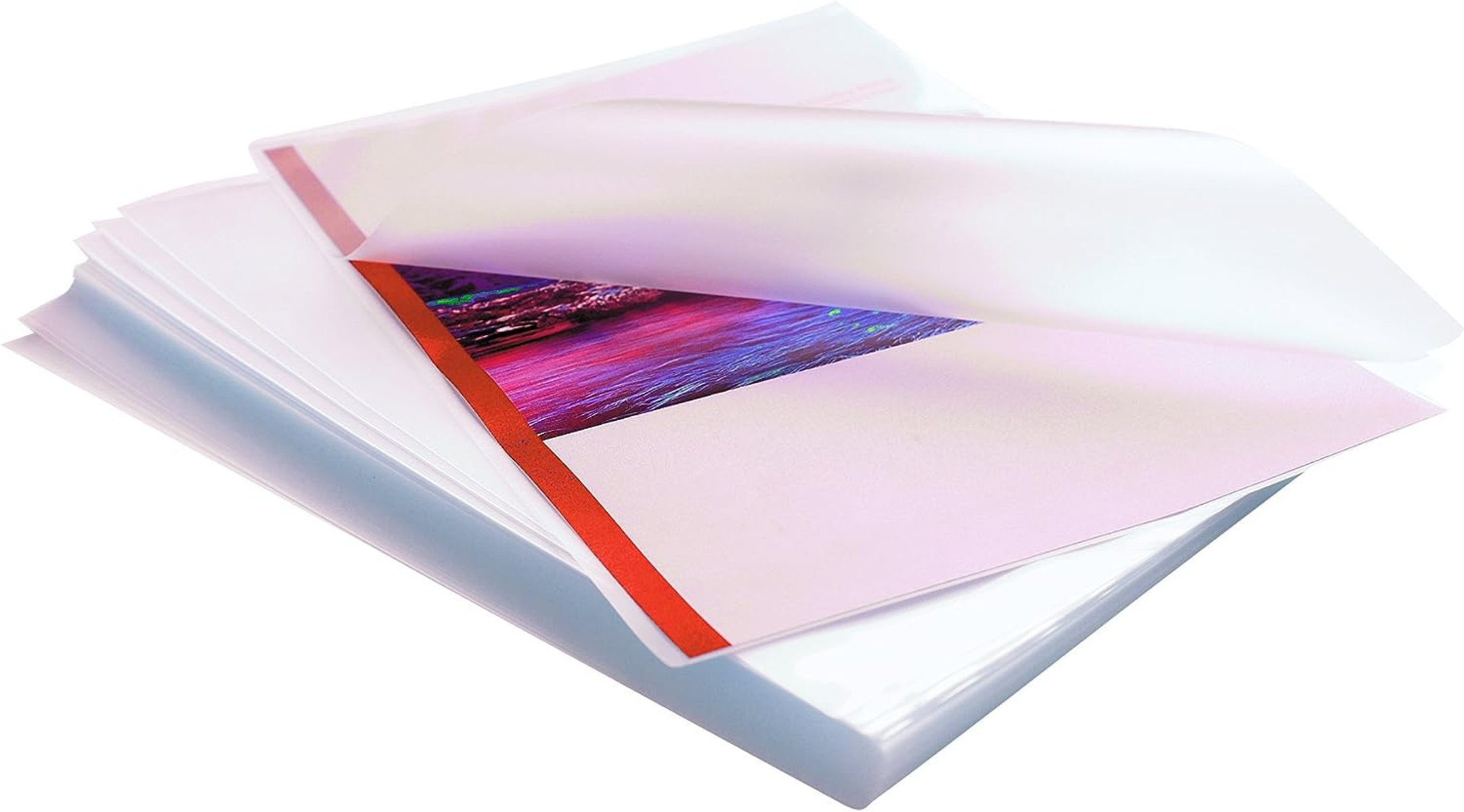 Ein Stapel klarer Kunststoff-Dokumentenhalter, geöffnet, um ein Foto mit rotem Streifen zu zeigen.