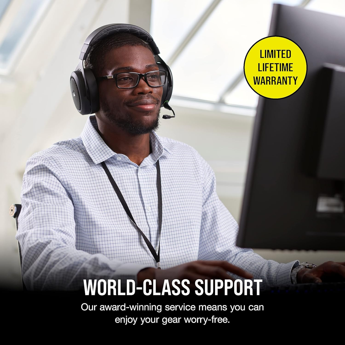 Mężczyzna w okularach i słuchawkach, pracujący przy komputerze. Tekst zawiera 'Wsparcie światowej klasy' i gwarancję.