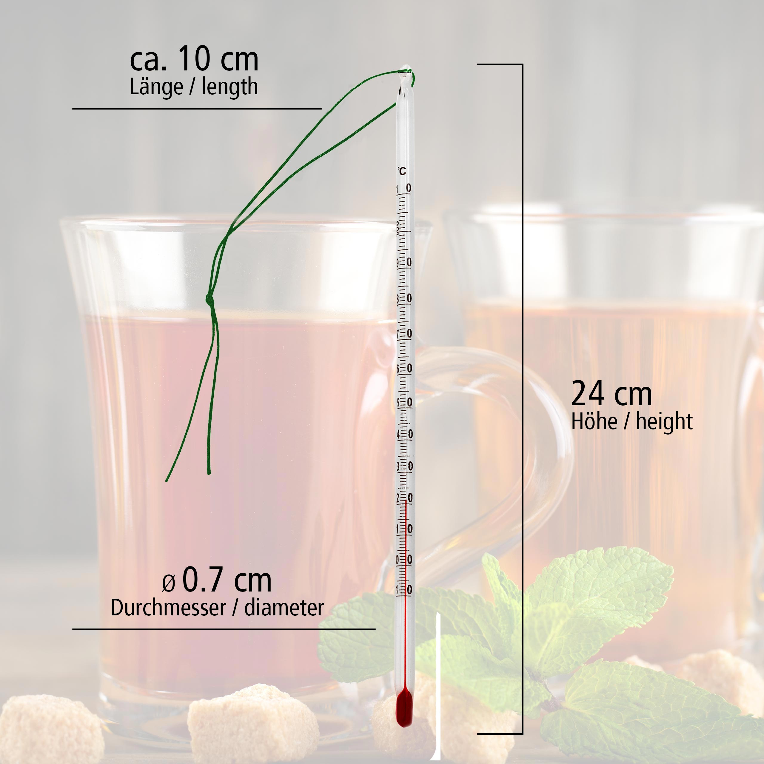Thermometer in einem Glas mit Tee und Zuckerwürfeln, Messungen beschriftet.
