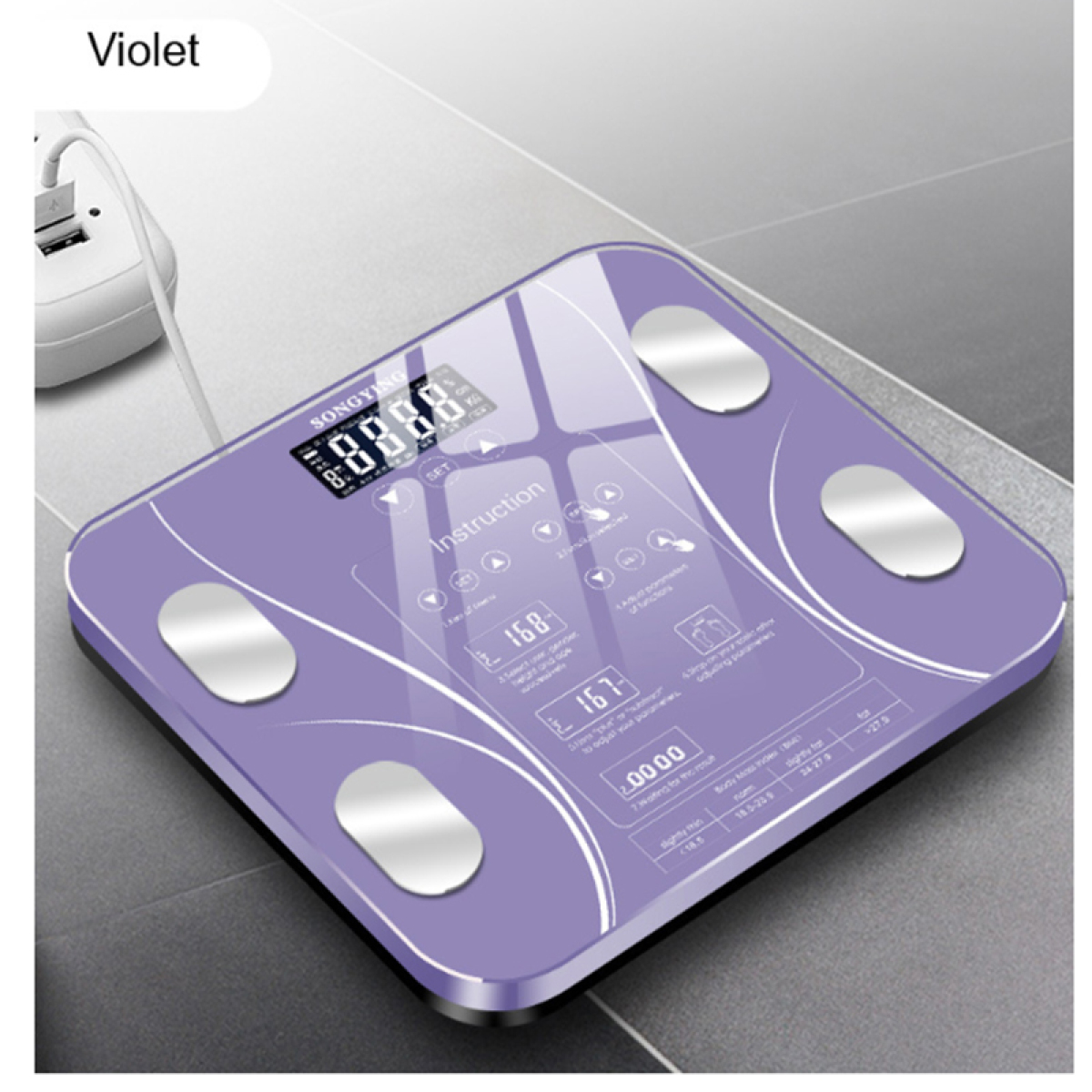 Eine violette Waage befindet sich auf einer grauen Oberfläche. Die Waage hat eine digitale Anzeige mit Zahlen.