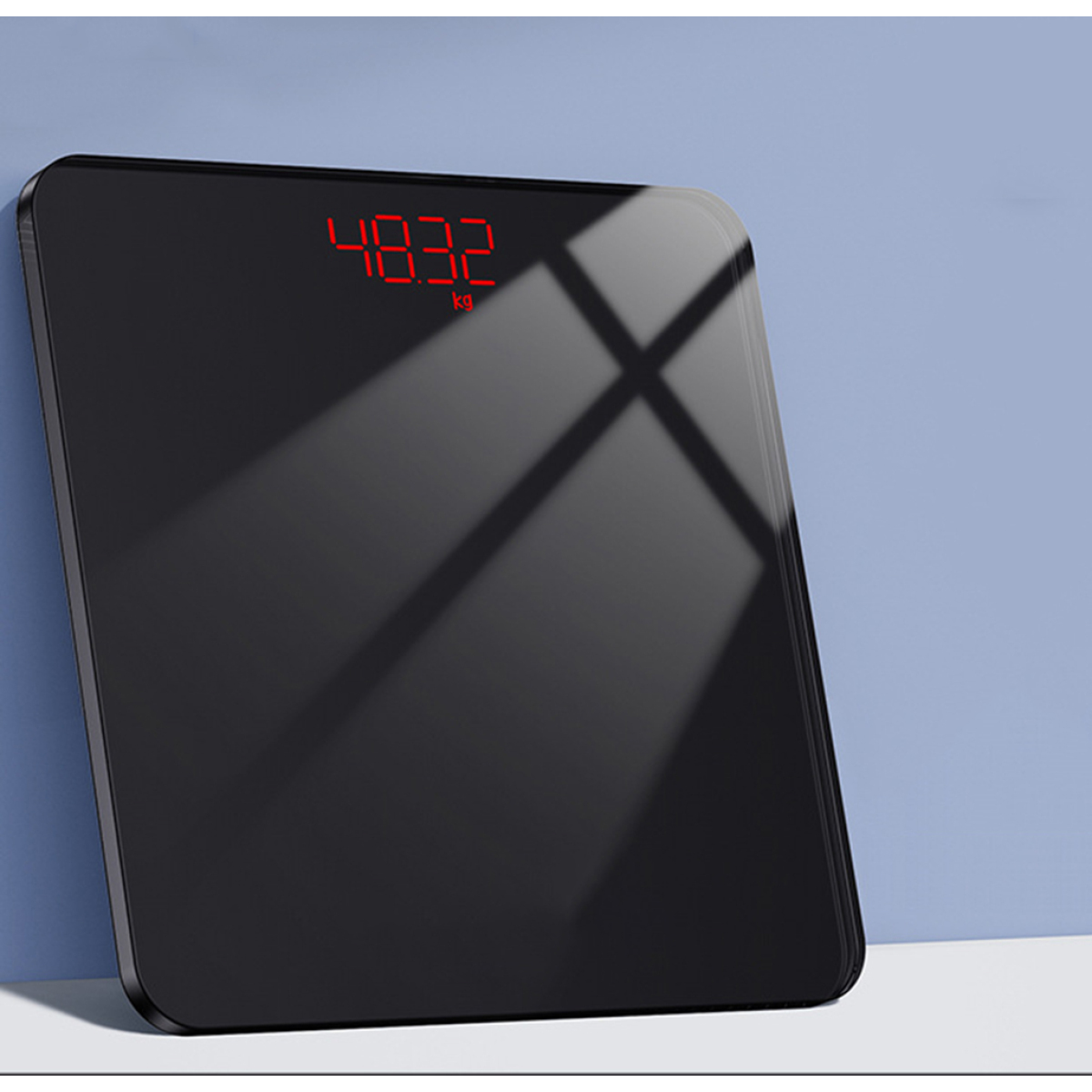 Eine Digitalwaage, die das Gewicht anzeigt: 48,32 kg, mit schwarzer Oberfläche und blauem Hintergrund.