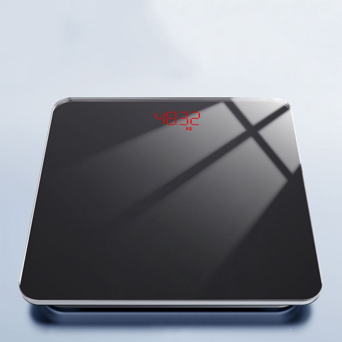 Schwarze Digitalwaage mit 48,32 kg, auf weißer Basis.