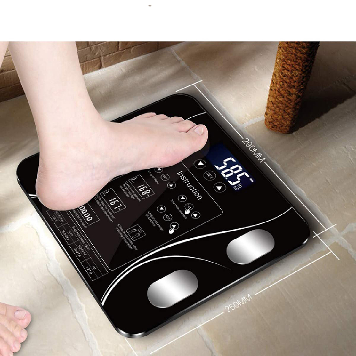 Fuß auf einer schwarzen Digitalwaage. Das Display zeigt 58,5 kg. Messungen werden angezeigt.