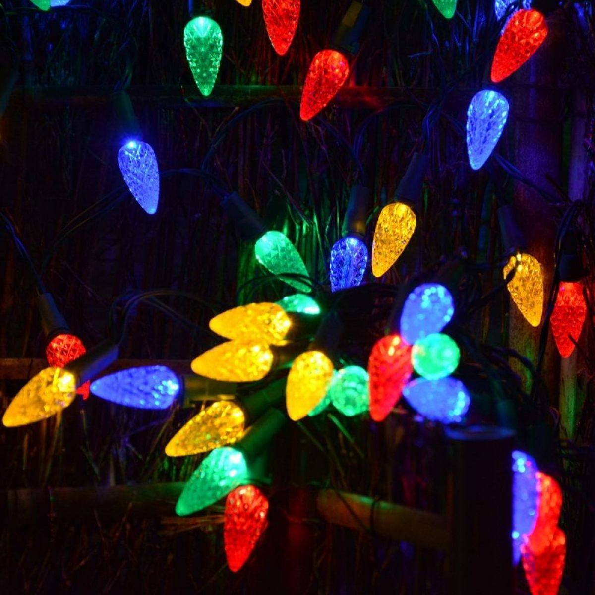 Lichterkette mit bunten, kegelförmigen Glühbirnen. Verschiedene Farben, festliche Darstellung.