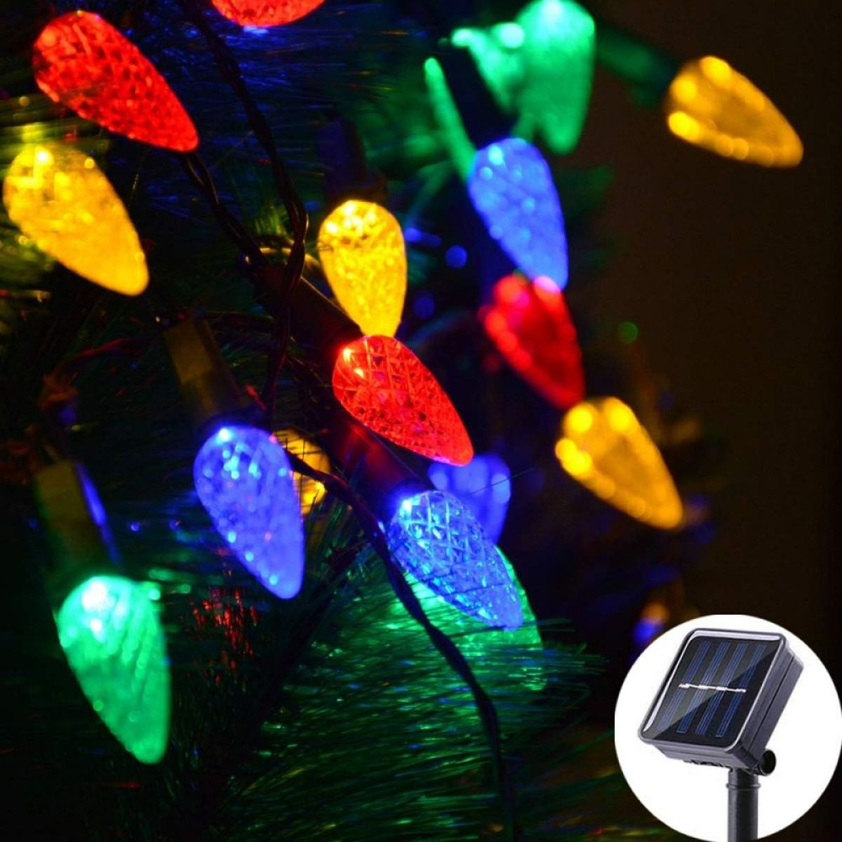 Eine Lichterkette mit bunten, birnenförmigen Lichtern und einem Solarpanel.