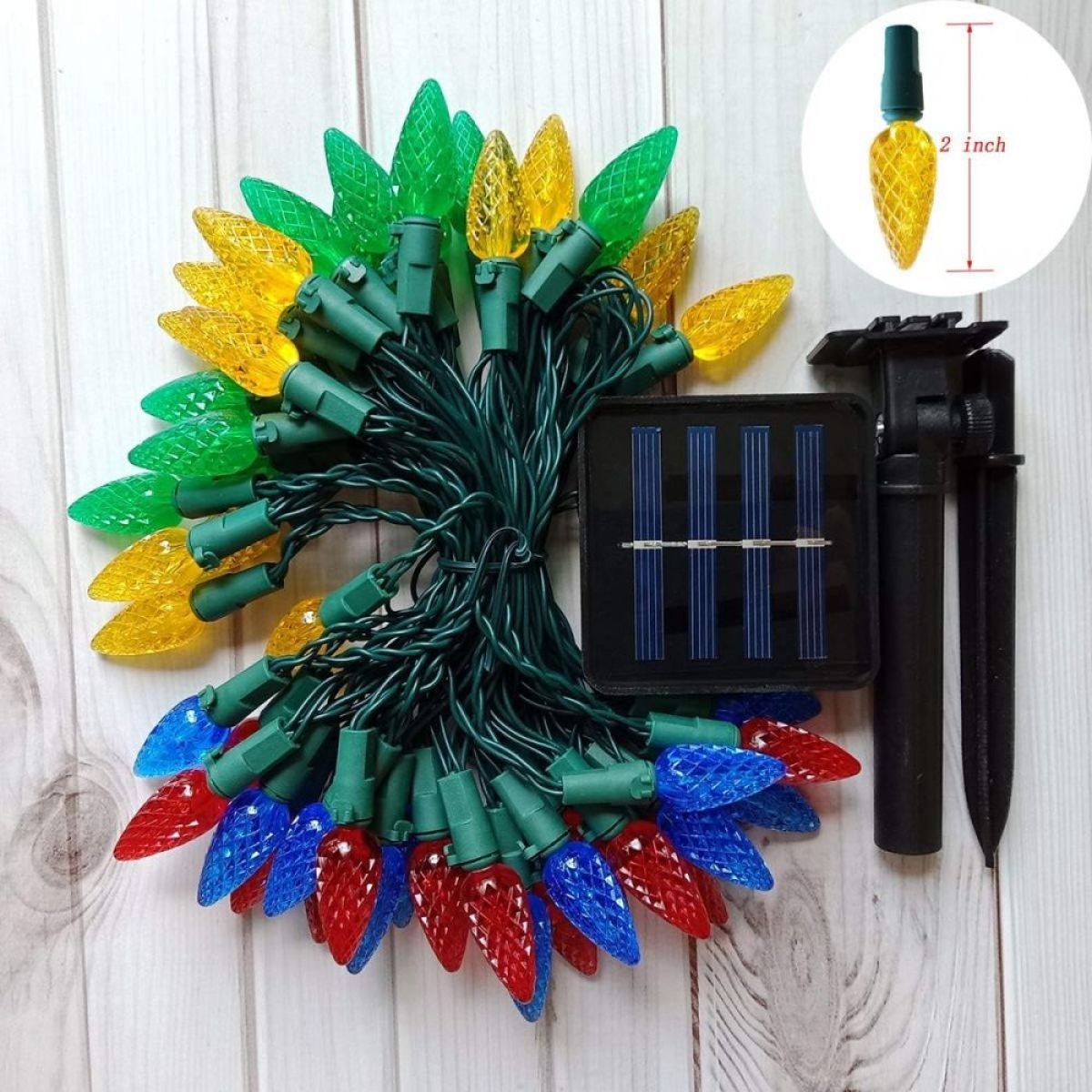 Kette bunter LED-Lichter. Solarpanel und schwarzer Ständer. Lichter sind rot, blau und gelb.