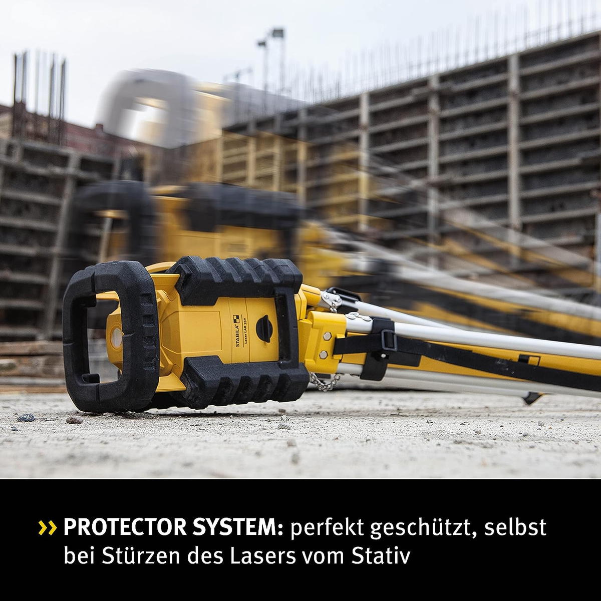 Ein gelb-schwarzes Laser-Nivelliergerät auf einer Baustelle, mit Betonformen im Hintergrund.