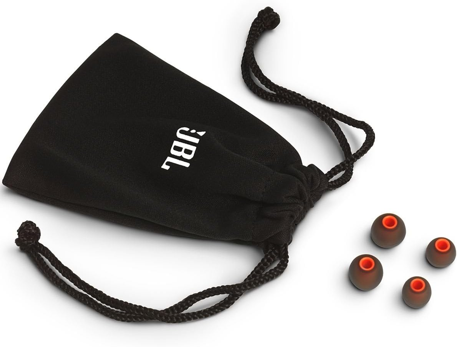 Una borsa JBL nera con logo bianco è aperta, accanto ci sono quattro auricolari arancioni e grigio scuro.
