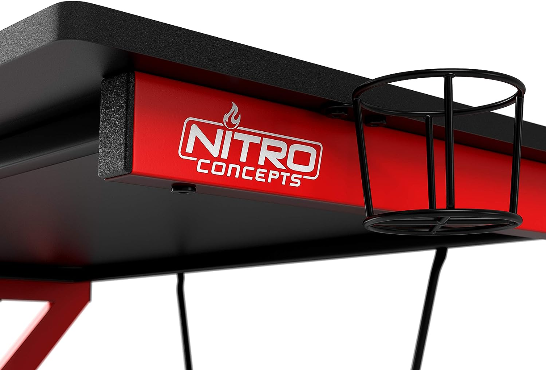 Nahaufnahme eines rot-schwarzen Gaming-Schreibtisches mit der Aufschrift "NITRO CONCEPTS".