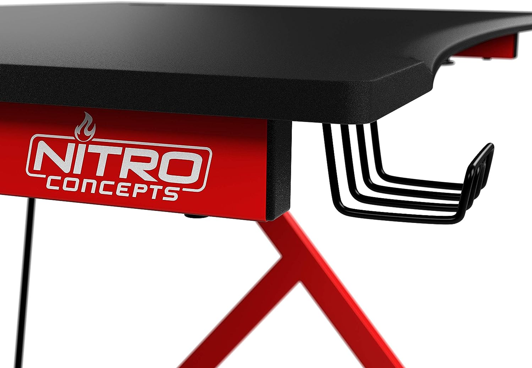 Ein roter und schwarzer Nitro Concepts Gaming-Schreibtisch mit rotem Gestell und schwarzer Tischplatte.