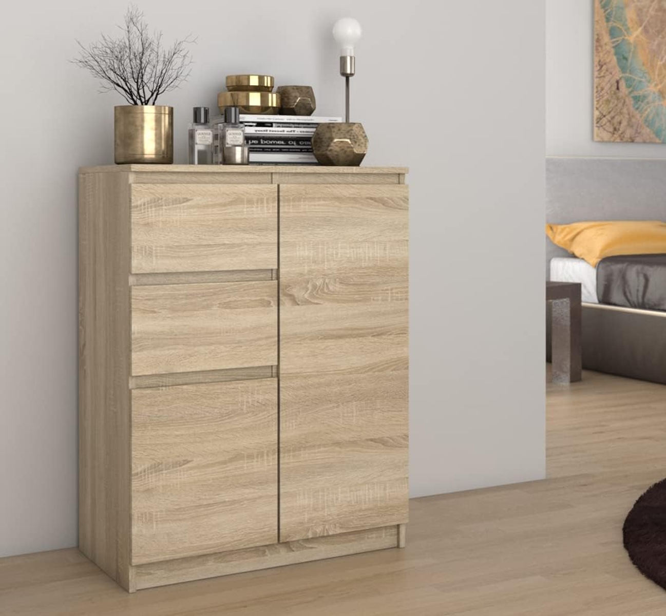 Ein Holzschrank mit Schubladen und Türen. Er steht in einem Raum mit Pflanze und Deko.