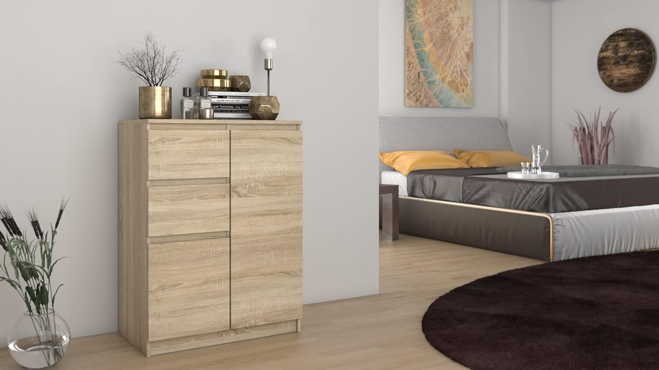 Ein Raum mit Holzschrank und Bett mit Kissen. Der Raum hat neutrale Farben.