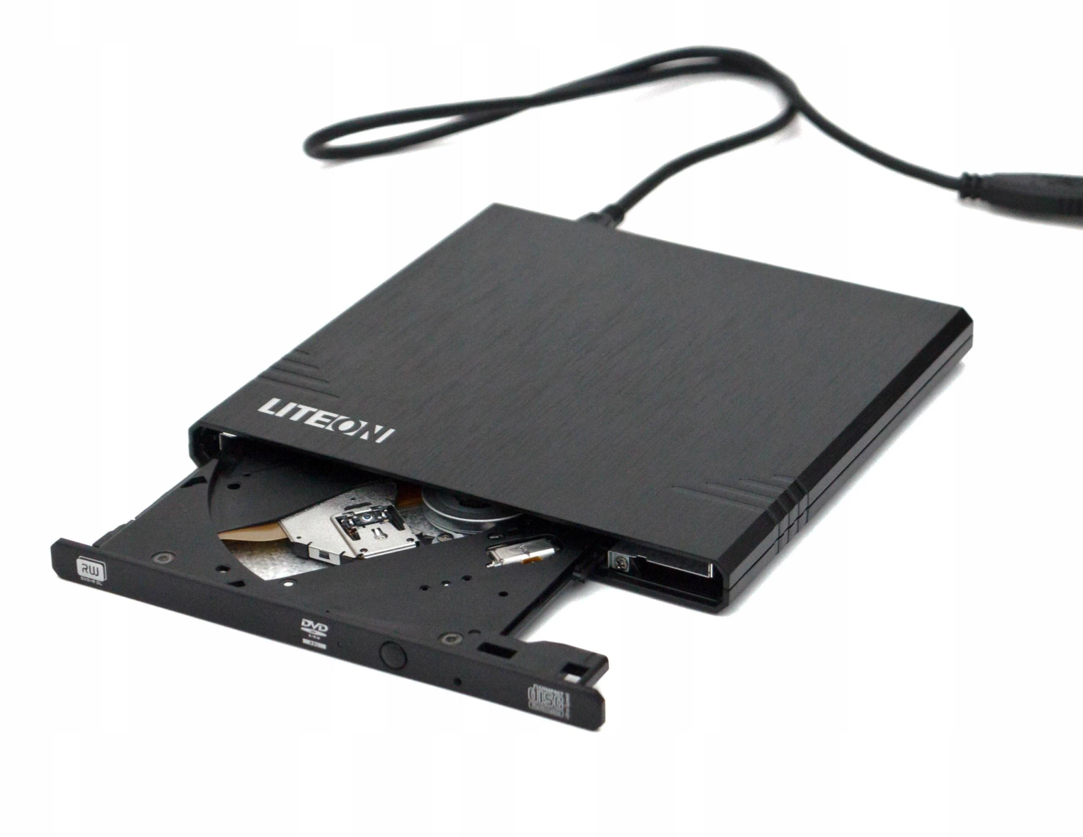 Czarny zewnętrzny napęd CD LiteOn z otwartą tacą. Dołączony kabel USB. Białe tło.