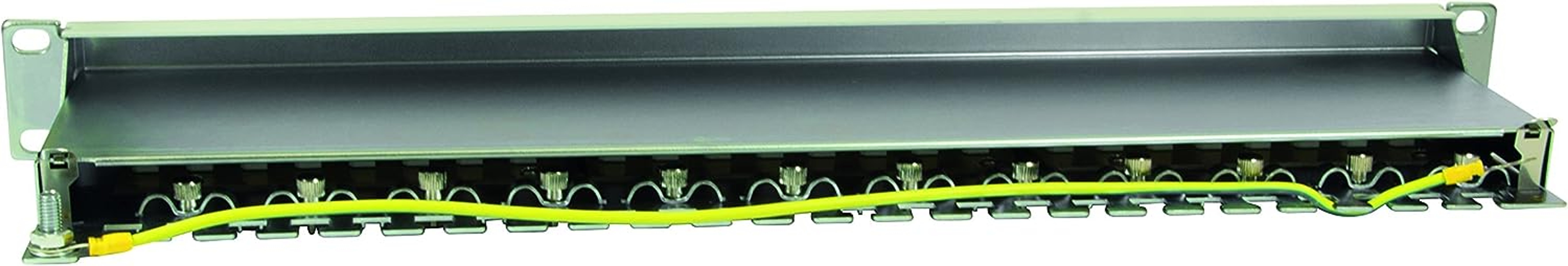 Ein silbernes Rack mit vielen Anschlusspunkten und einem gelben Kabel.