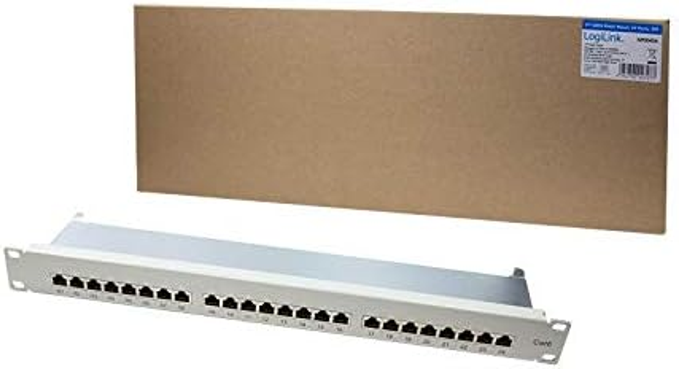 Ein weißes Patchpanel mit 24 Anschlüssen und ein Pappkarton mit Etikett. Beide vor weißem Hintergrund.