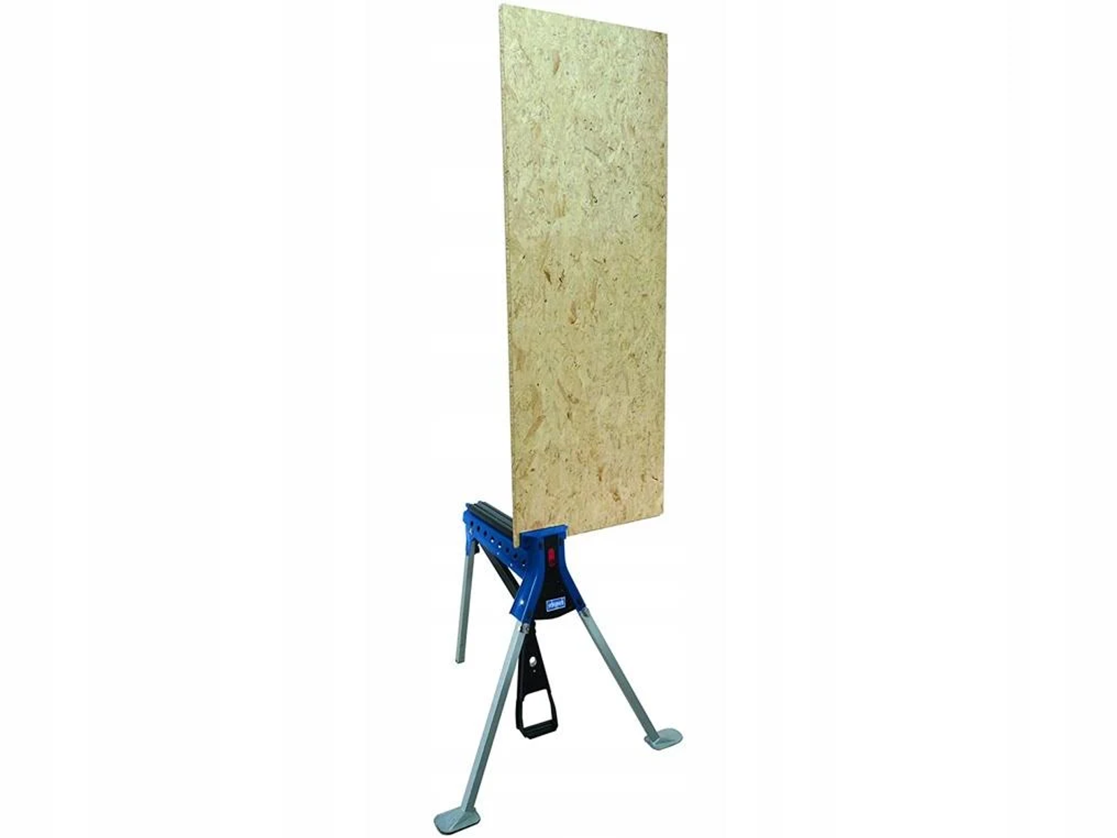 Holzplatte, die von einem blauen Sägebock getragen wird, auf weißem Hintergrund.