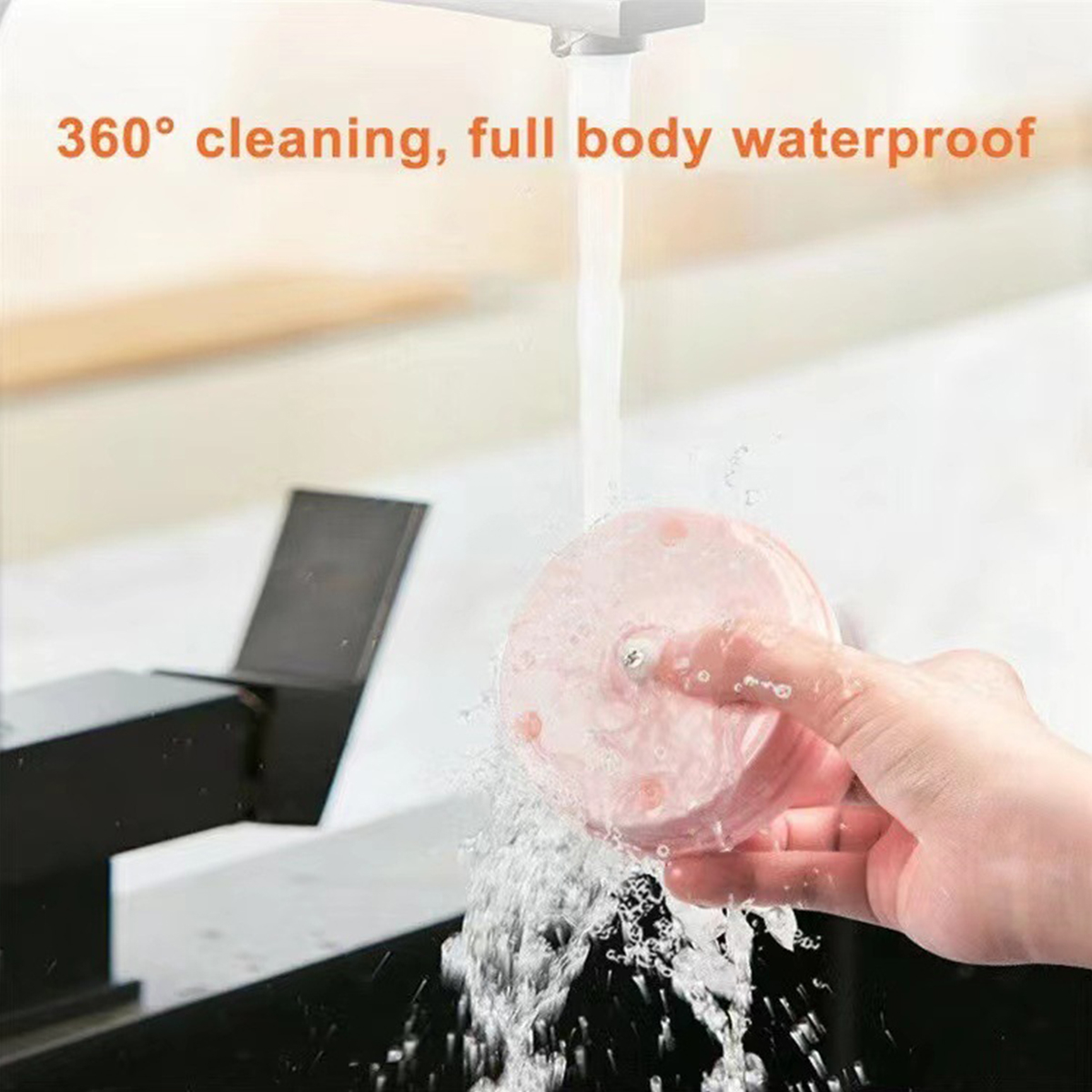 Ein rosa Reinigungsgerät wird mit Wasser gewaschen. Der Text lautet: 360 Reinigung, voll wasserdicht.