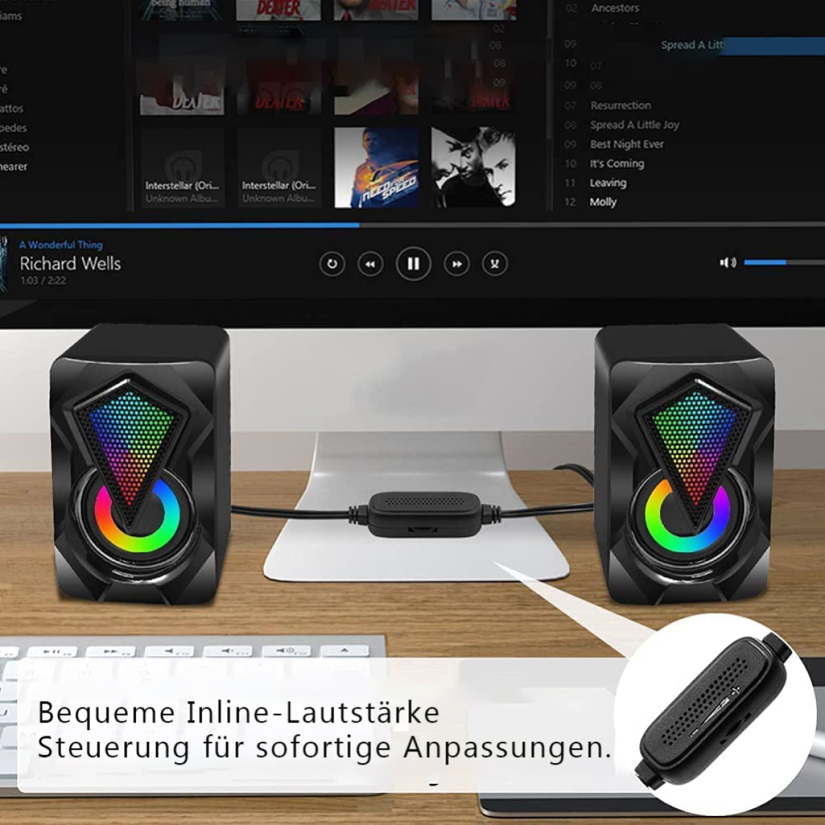 Zwei schwarze Lautsprecher mit bunten Lichtern und einem Bedienfeld, an einen Monitor angeschlossen.