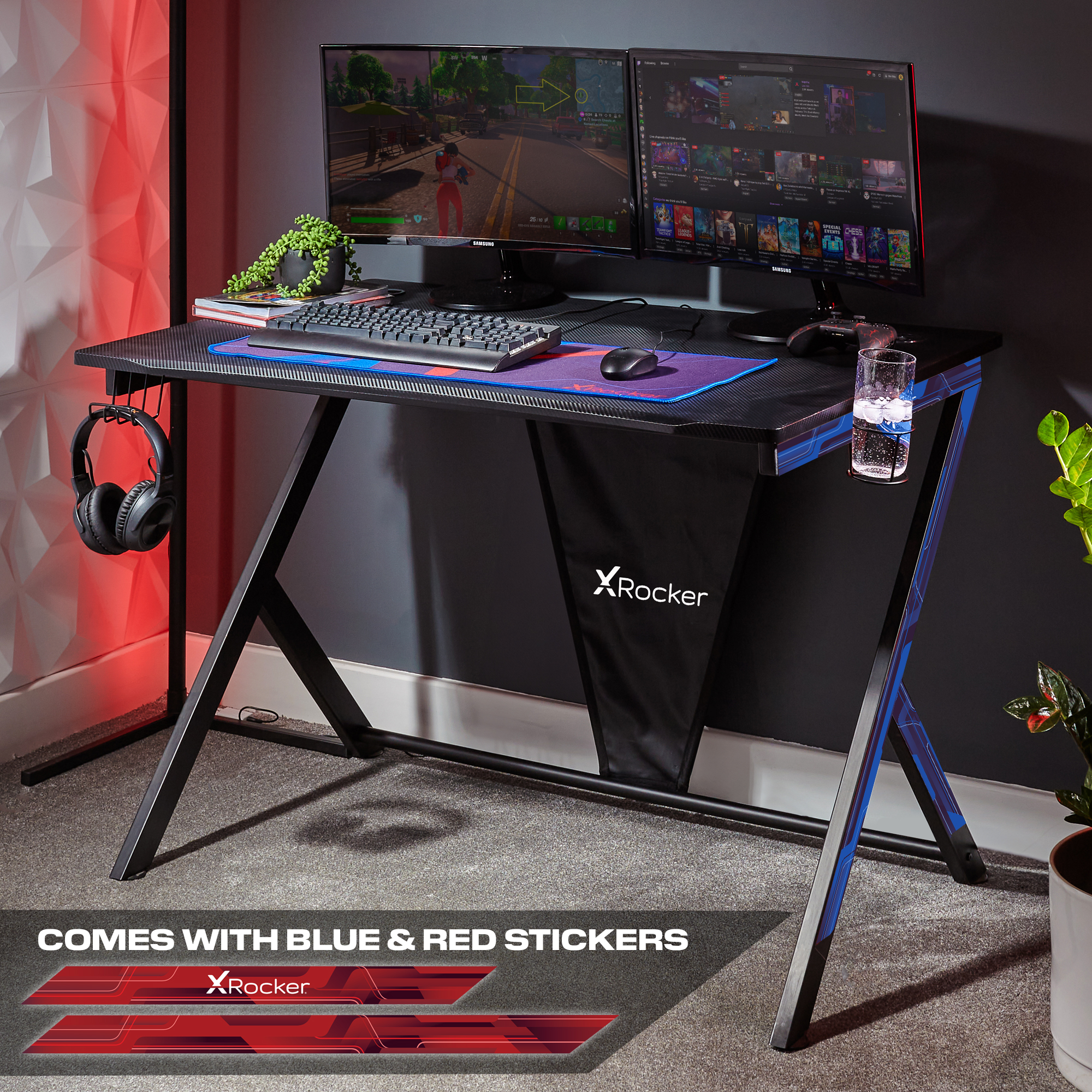Gaming-Schreibtisch mit zwei Monitoren, Kopfhörern, Tastatur, Maus und Glas Wasser.