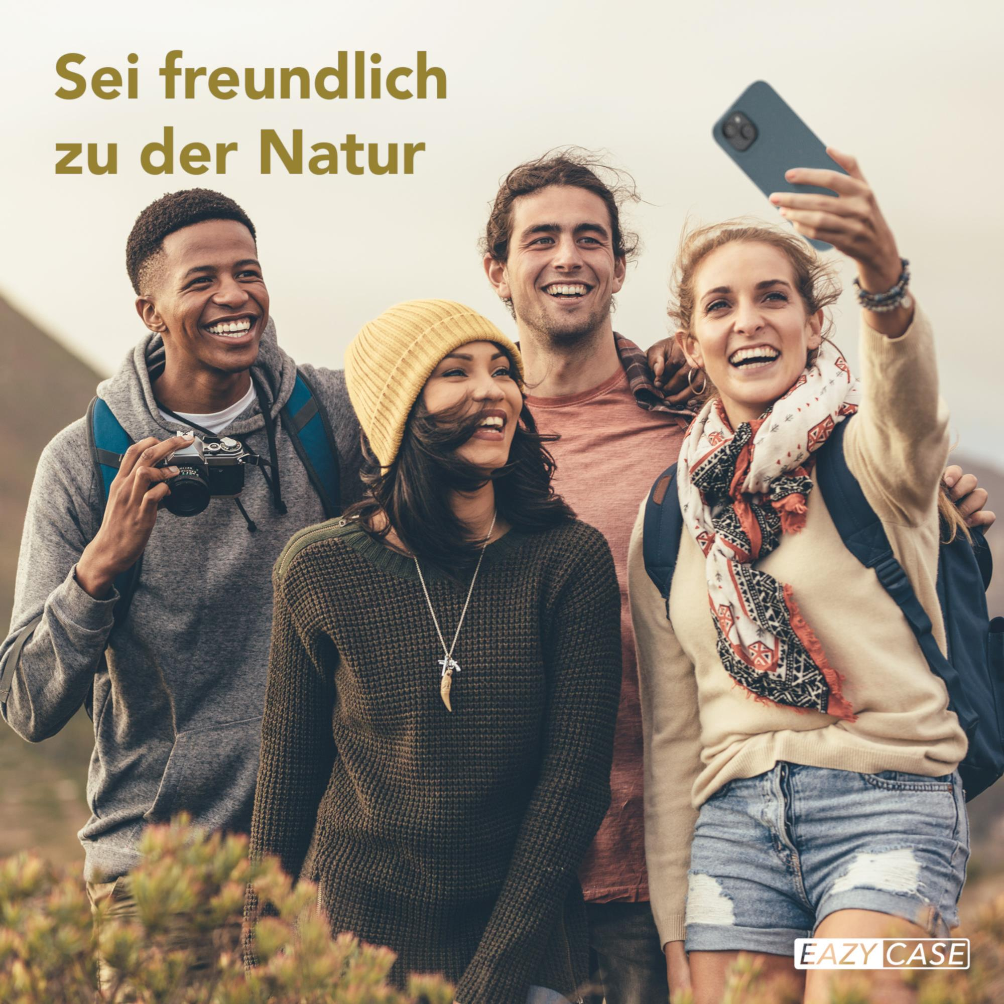 Vier verschiedene Menschen lächeln, machen ein Selfie mit einem Telefon. Text: Sei freundlich zur Natur.