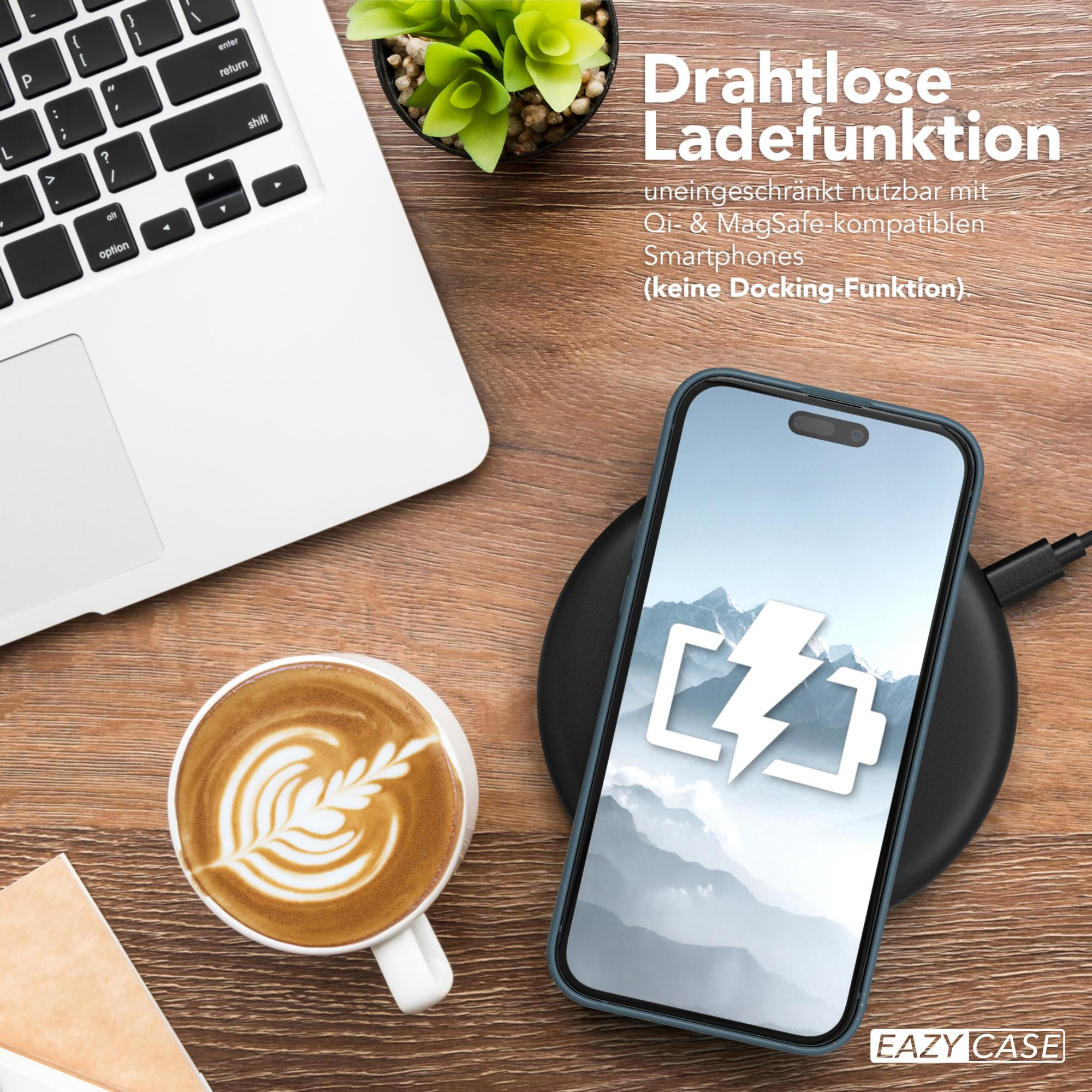 Laptop, Telefon auf kabellosem Ladegerät und Kaffeetasse auf einem Holztisch.