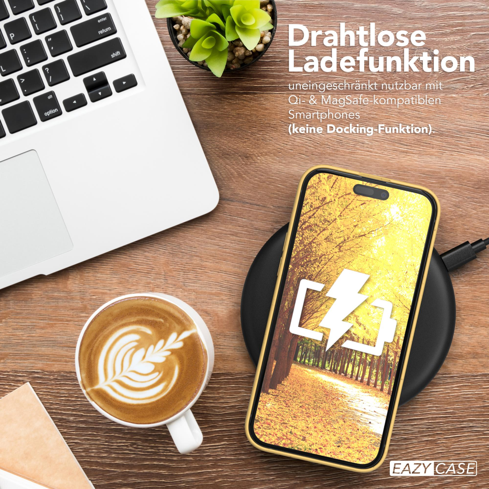 Laptop, Kaffee und Telefon auf einem Holzschreibtisch. Telefon wird kabellos geladen. Das Telefon hat eine Hülle.