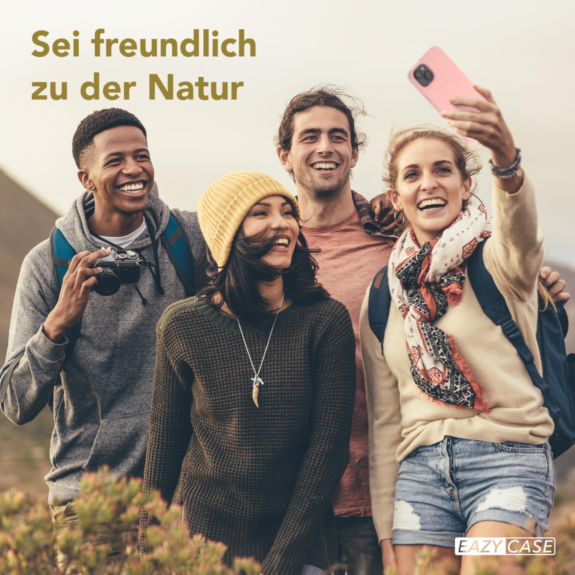 Vier Personen machen Selfie, Naturhintergrund, Text 'Sei freundlich zur Natur'.