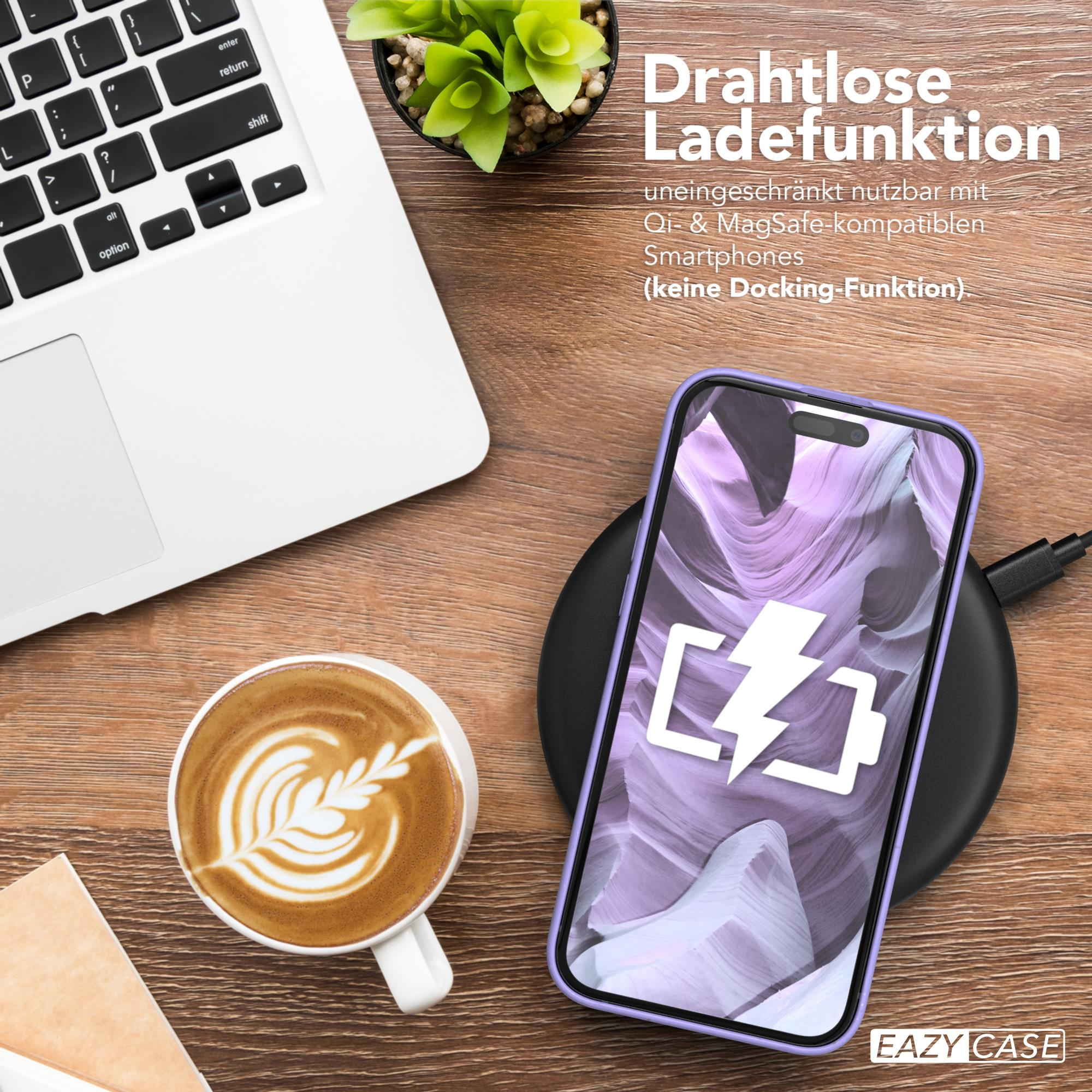 Laptop, Kaffee und Telefon, das drahtlos geladen wird. Telefon hat Blitzsymbol.