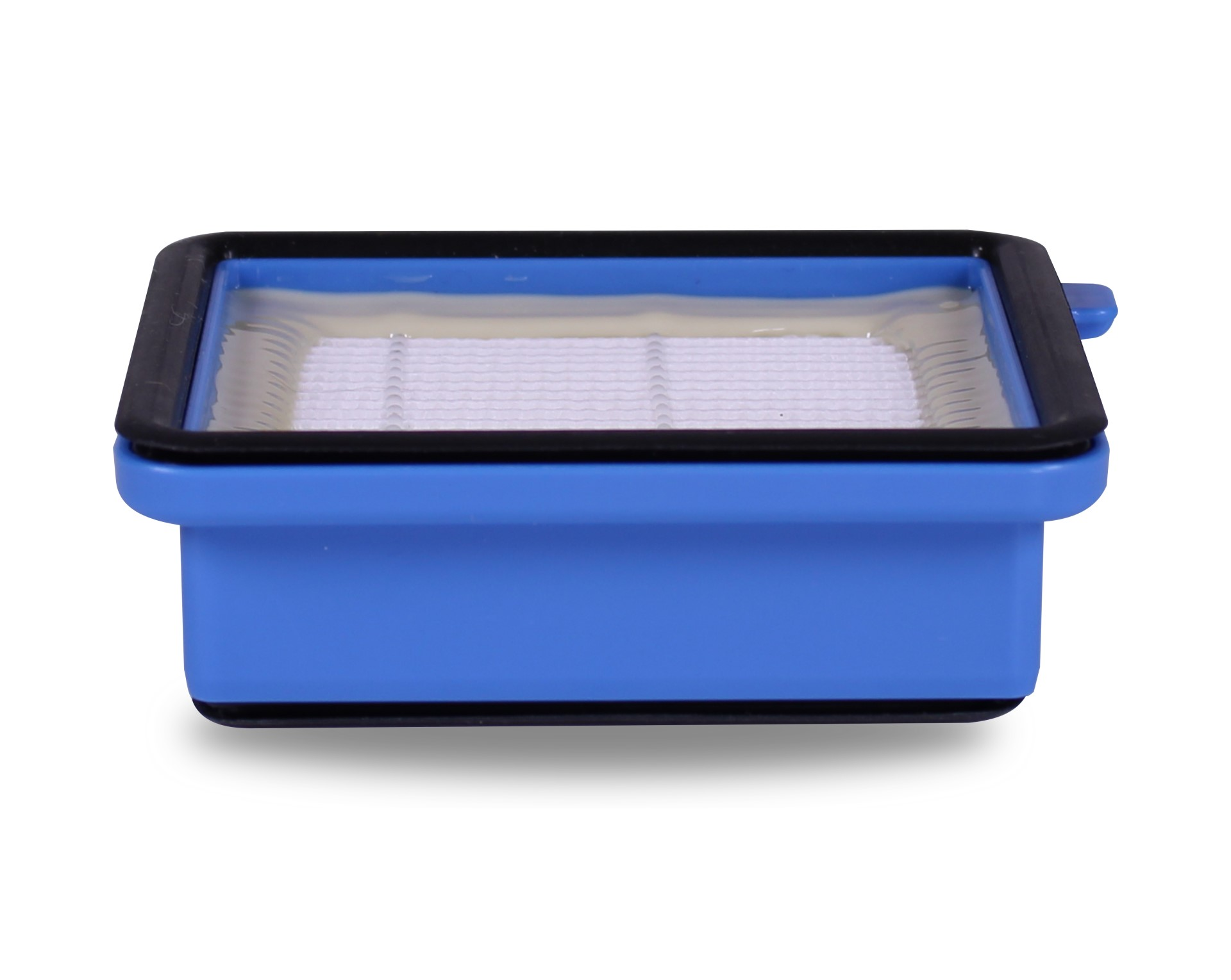 Ein blauer Luftfilter mit schwarzem Rahmen, weißem Filter und weißem Hintergrund.