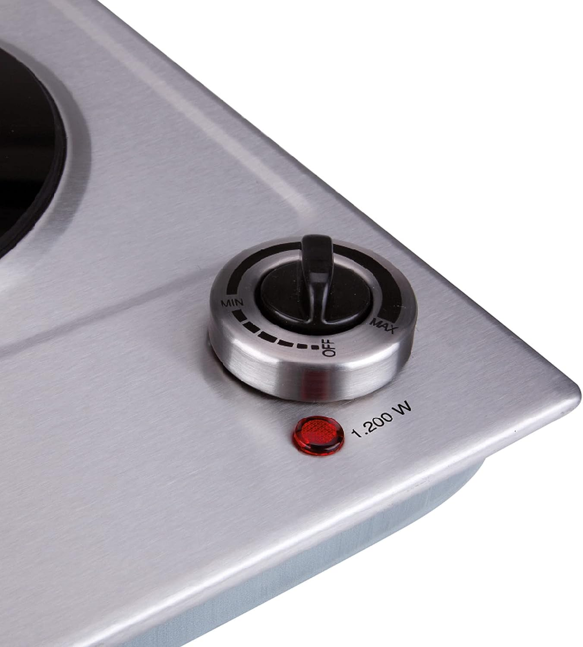 Zbliżenie srebrnej płyty grzejnej z czarnym pokrętłem i czerwoną lampką.