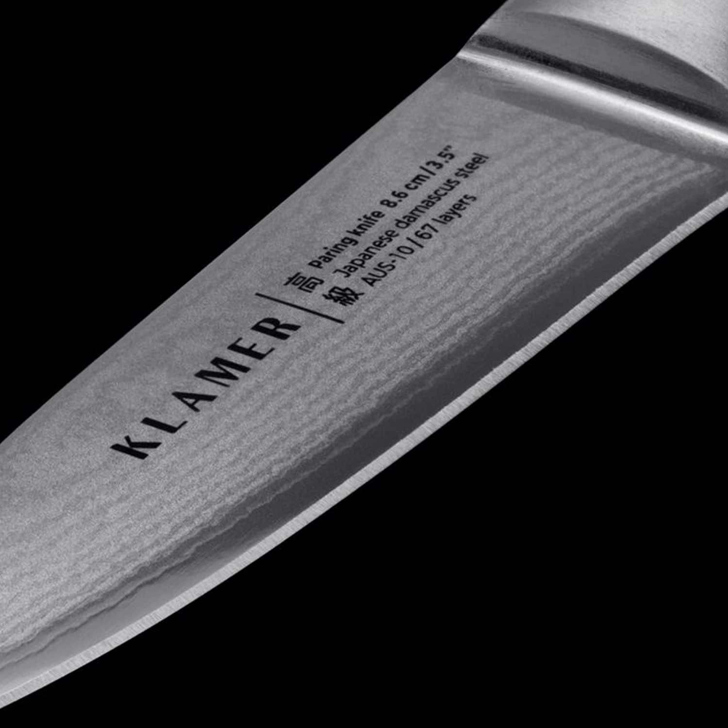 Nahaufnahme einer Edelstahlklingen mit Text: 'KLAMER', 'Pariermesser 8,6 cm/3,5"'.