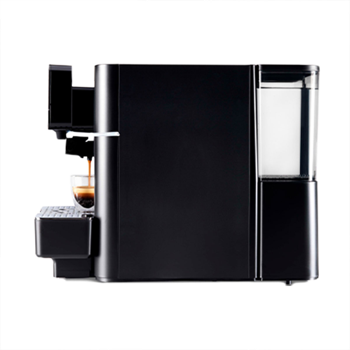 Schwarze Espressomaschine mit einem Glas. Kaffee wird gegossen. Der Hintergrund ist weiß.