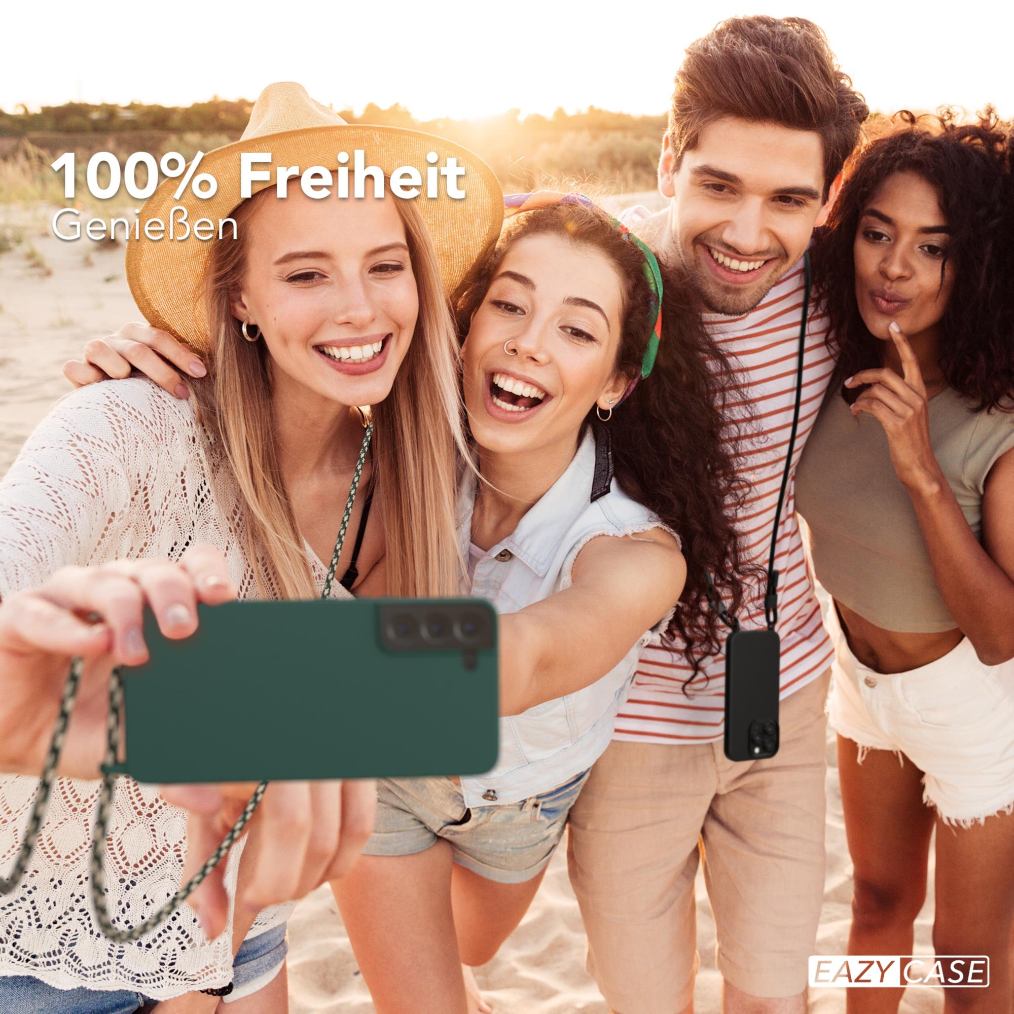 Vier Personen machen ein Selfie am Strand, mit Handyhülle und Accessoires.