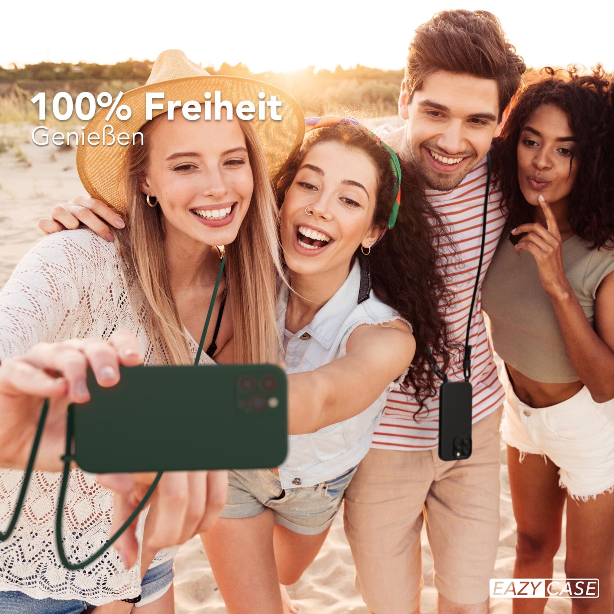 Vier Personen machen ein Selfie am Strand. Eine Person hält ein Telefon mit grüner Hülle. Text: 100% Freiheit.