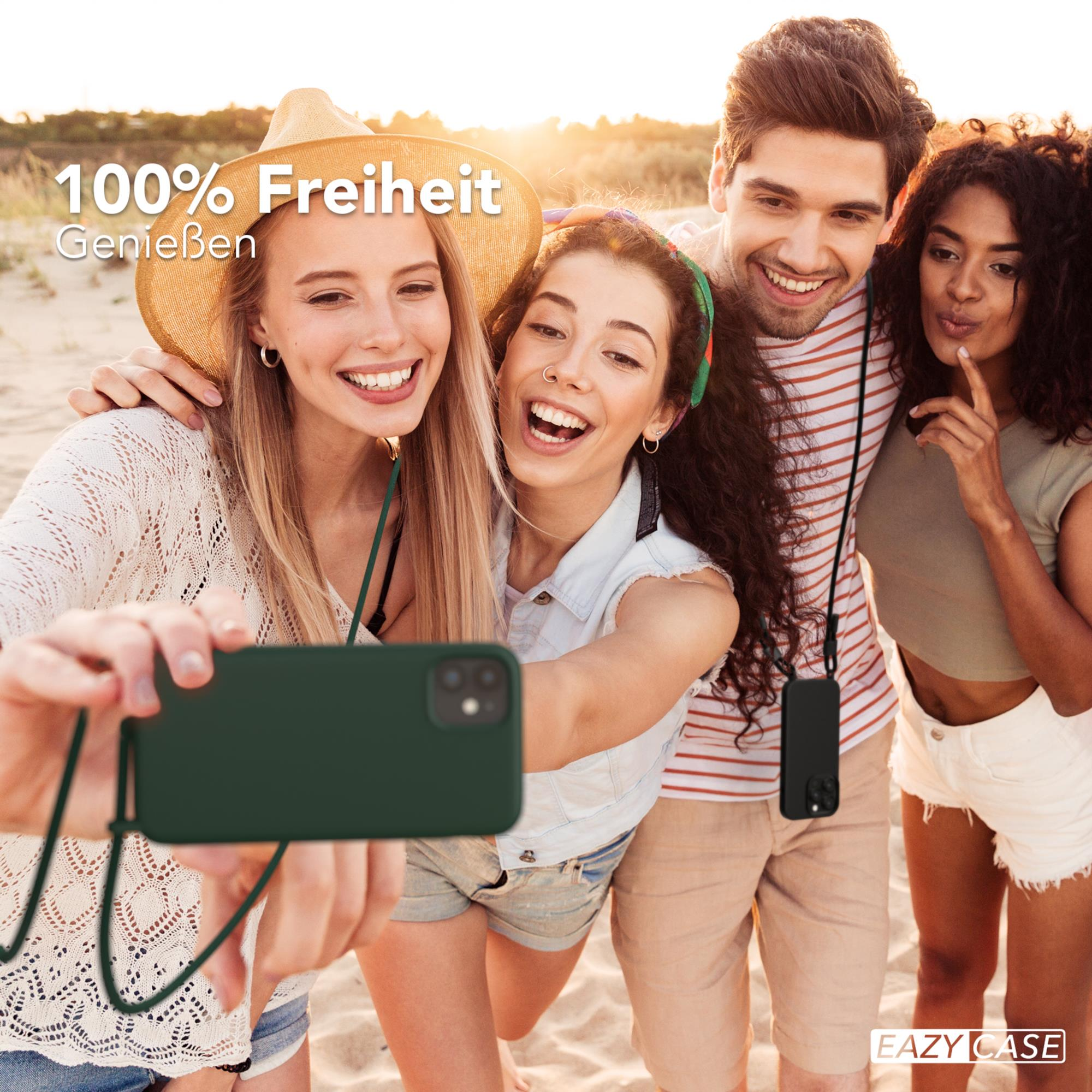 Vier Personen machen ein Selfie am Strand. Einer hält ein Telefon mit grüner Hülle.