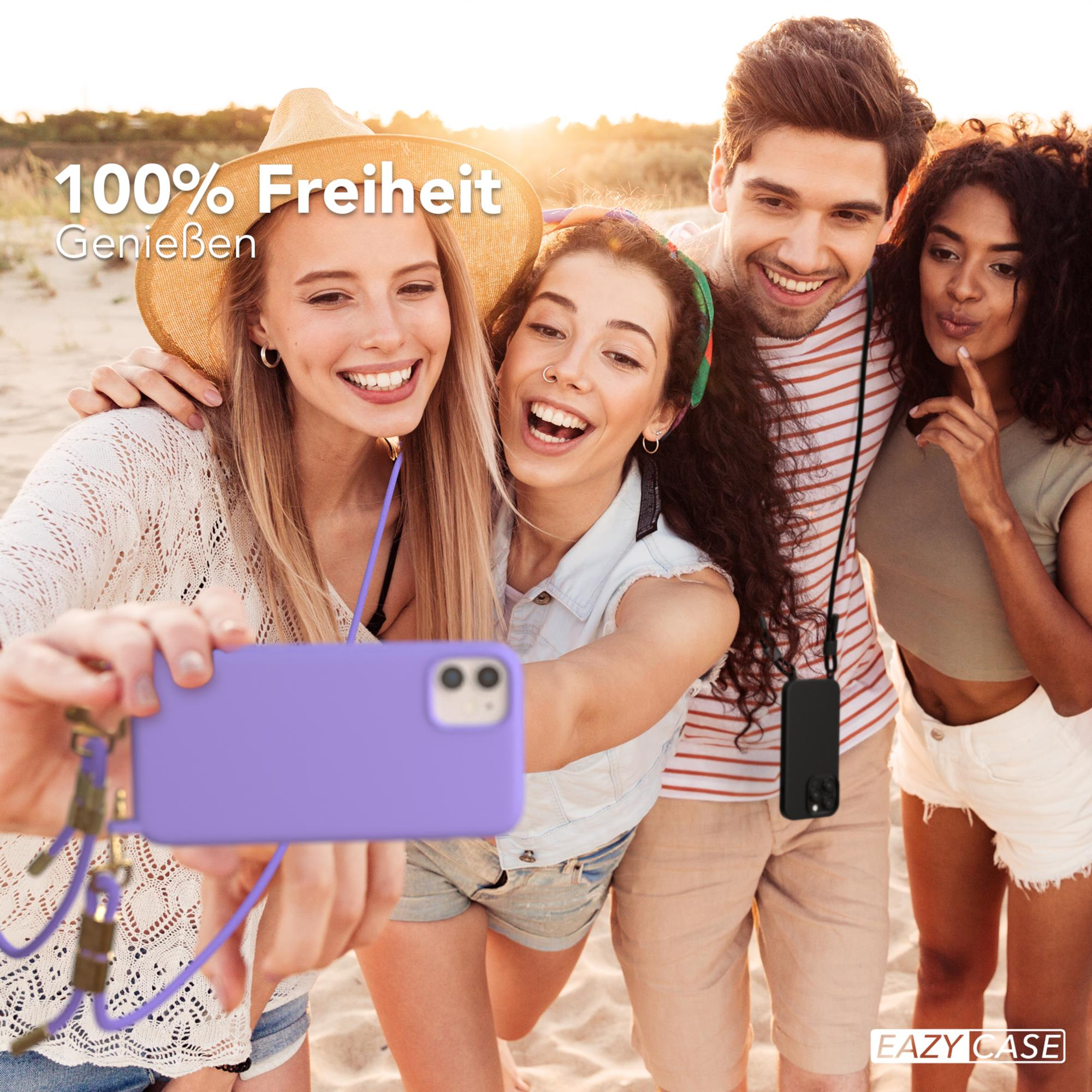 Vier Freunde am Strand machen ein Selfie mit lila Handyhülle. Text: 100% Freiheit genießen.