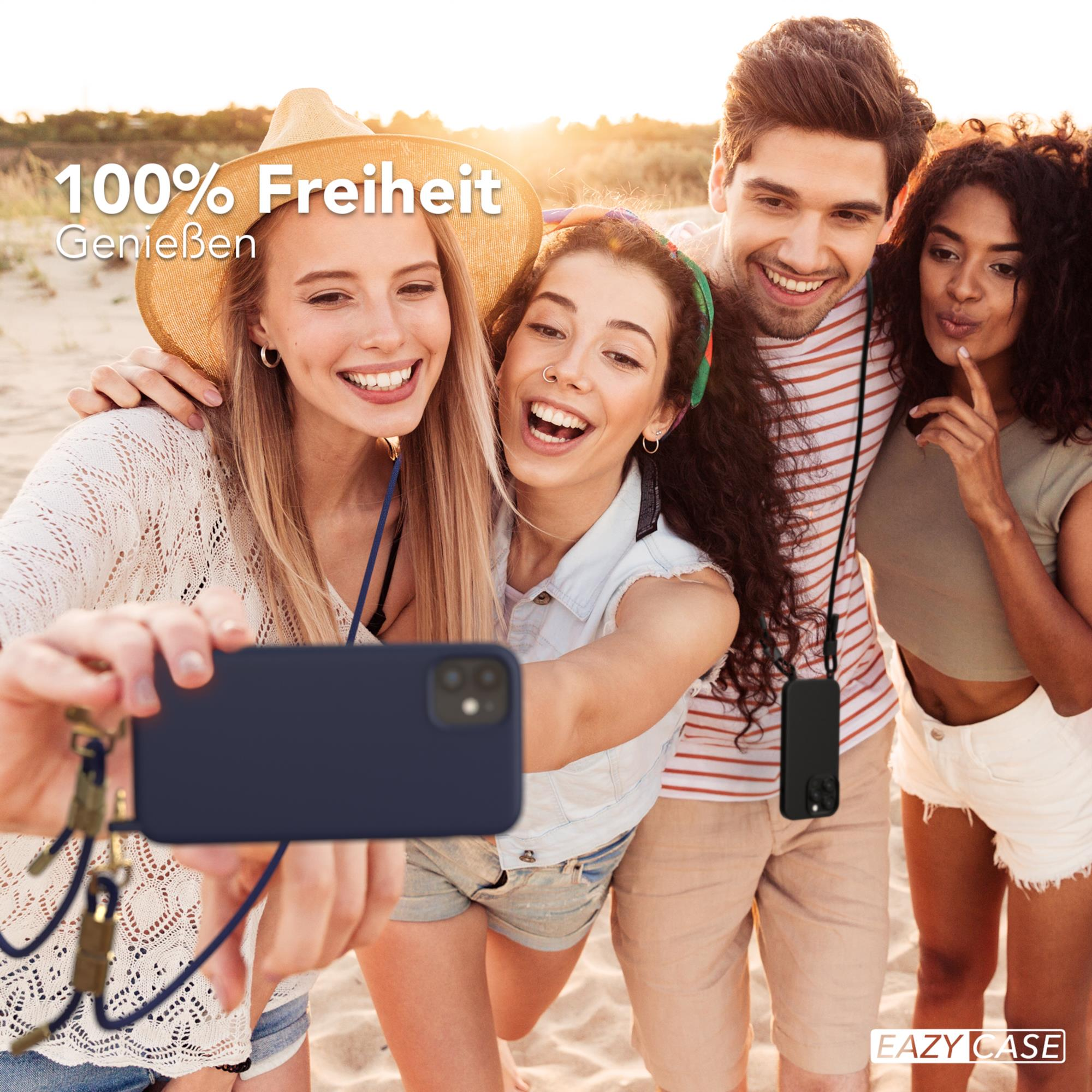 Vier Freunde machen ein Selfie am Strand. Text sagt: '100% Freiheit'.